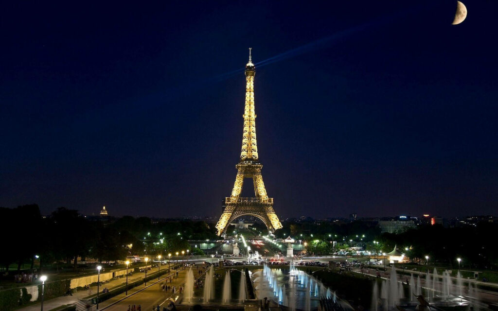 Eiffel Tower Night Wallpaper: Moonlit Paris Scenic Background