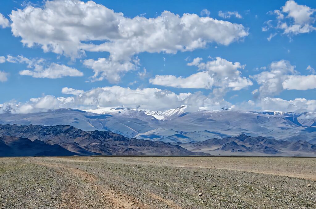 Vast Gobi Desert Wallpaper: Rugged Terrain & Clear Blue Sky