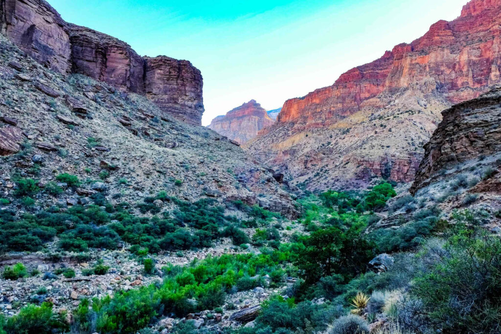 Stunning Grand Canyon Wallpaper: Rugged Cliffs & Vibrant Skies