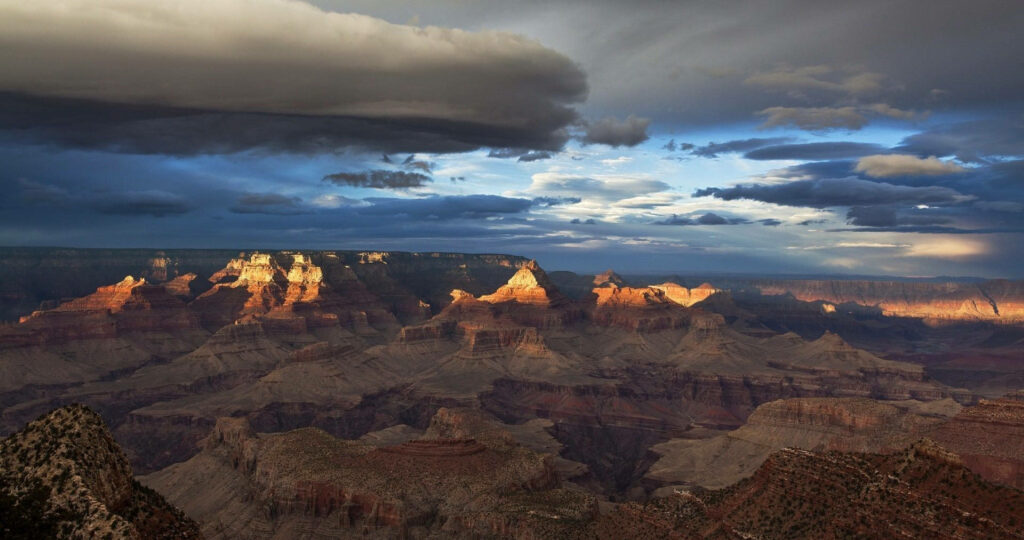 Breathtaking Grand Canyon Wallpaper: Dramatic Skies & Rugged Terrain