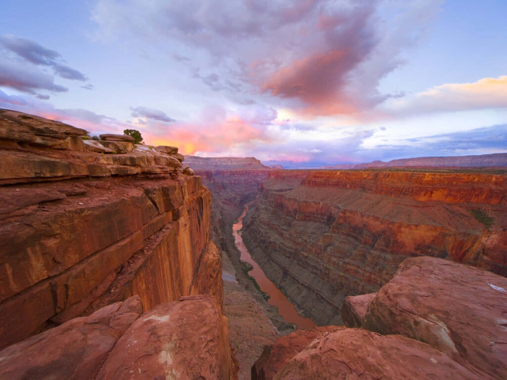 Majestic Grand Canyon Wallpaper: Vivid Skies & Rugged Cliffs