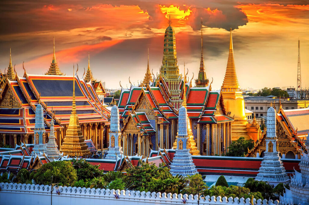 Breathtaking Grand Palace Twilight View - Intricate Architecture Wallpaper