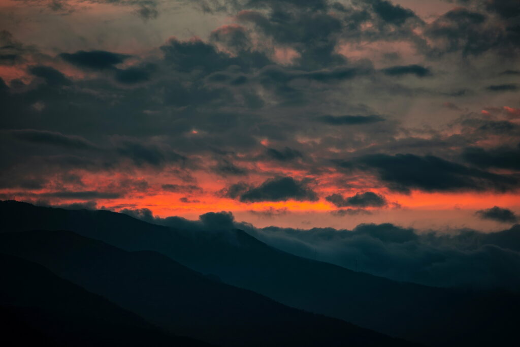 Stunning HD Mountain Sunset Wallpaper with Dramatic Clouds