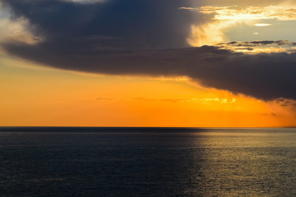 Breathtaking Ocean Sunset: HD Wallpaper of Vibrant Sky and Sea