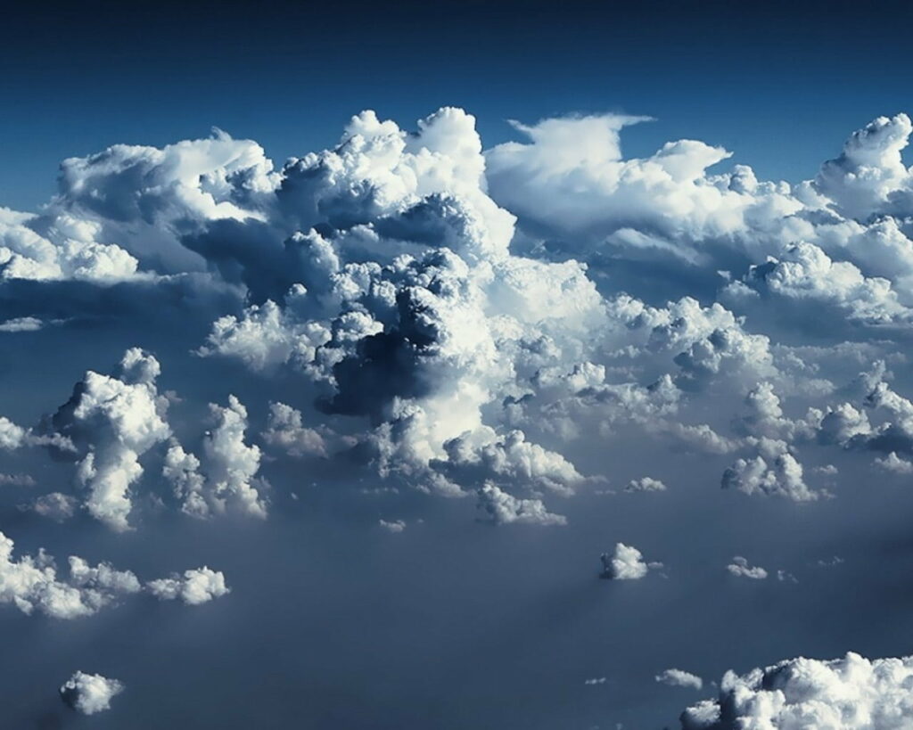 Breathtaking HD Sky Wallpaper: Dense Clouds & Serene Atmosphere