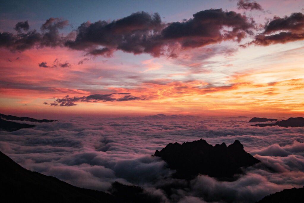 Stunning HD Sunset Wallpaper: Vibrant Colors Over Cloudy Mountains