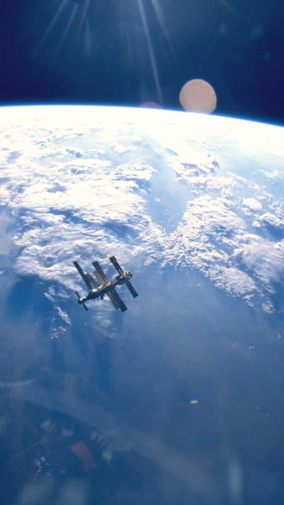 Stunning ISS Wallpaper: Earth’s Curvature & Space Beyond