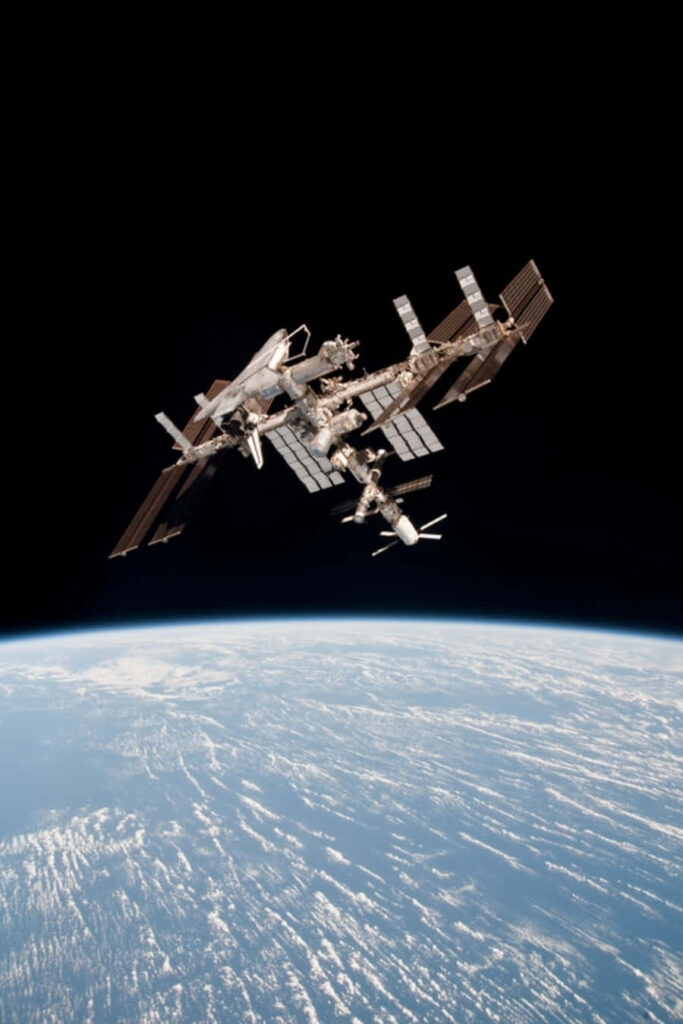 Breathtaking ISS Wallpaper: Earth, Atmosphere & Space Background
