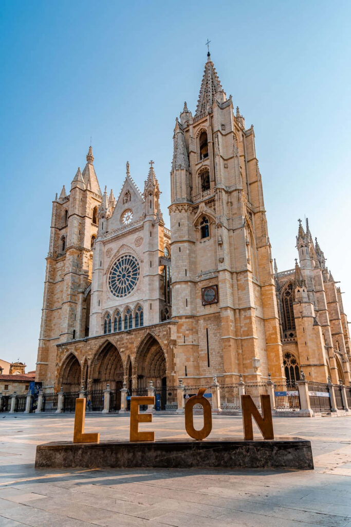 Breathtaking León Cathedral Wallpaper - Iconic Spanish Architecture