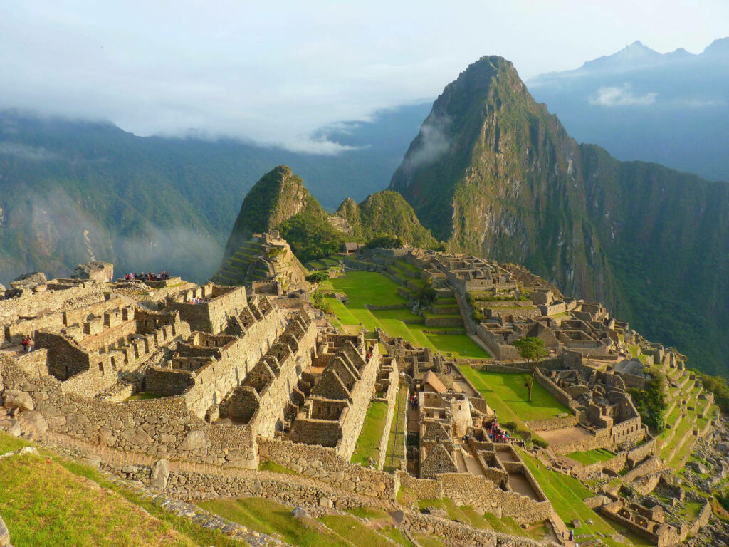 Breathtaking Machu Picchu Wallpaper: Iconic Inca Ruins & Lush Mountains