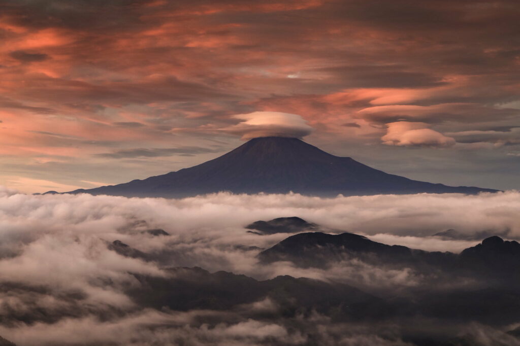 Breathtaking Mount Fuji: Mesmerizing Cloudscape & Fiery Skies Wallpaper