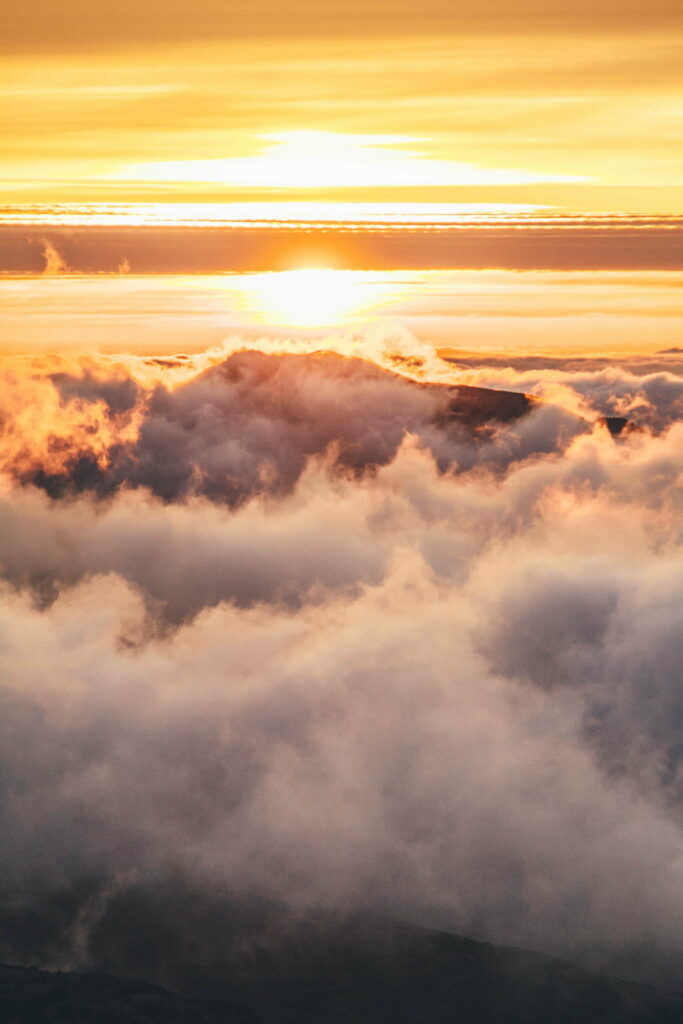 Breathtaking Mountain Sunset HD Wallpaper - Cloudy Background