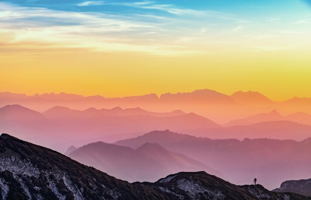 Breathtaking Mountain Sunset HD Wallpaper with Misty Depths