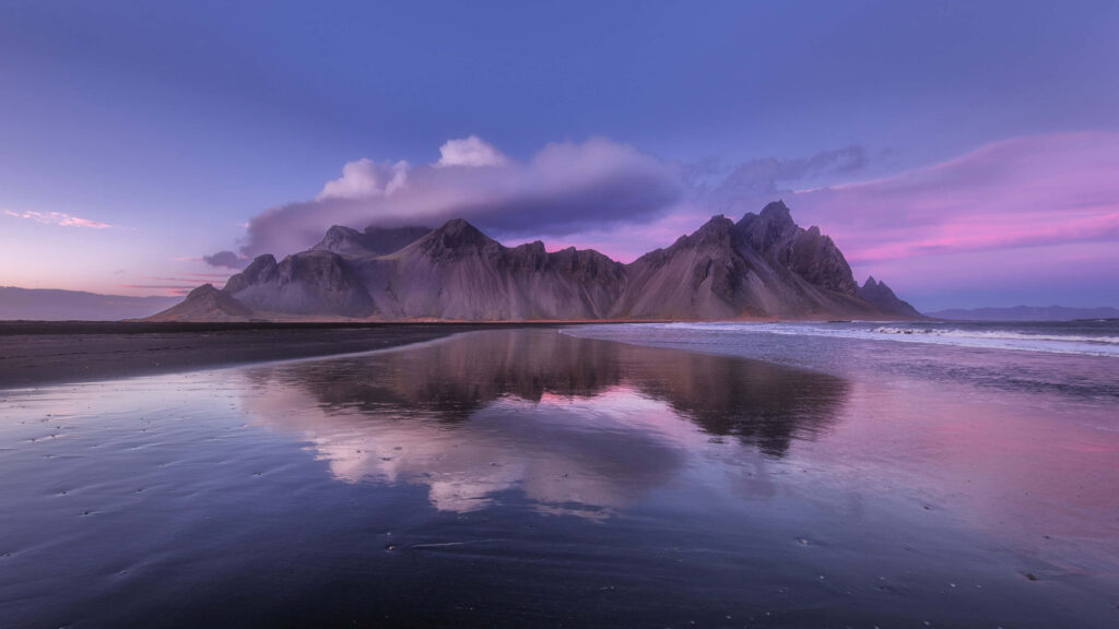 Serene Mountain Sunset Wallpaper: Calm Waters & Vibrant Colors
