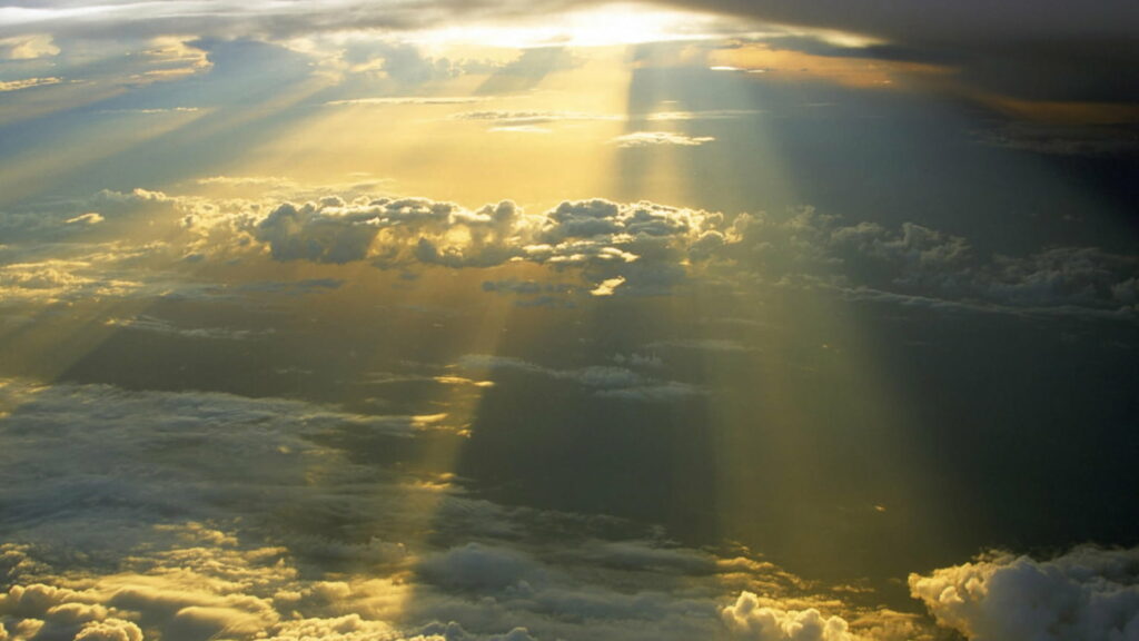 Breathtaking HD Nature Wallpaper: Radiant Sunbeams & Dramatic Clouds
