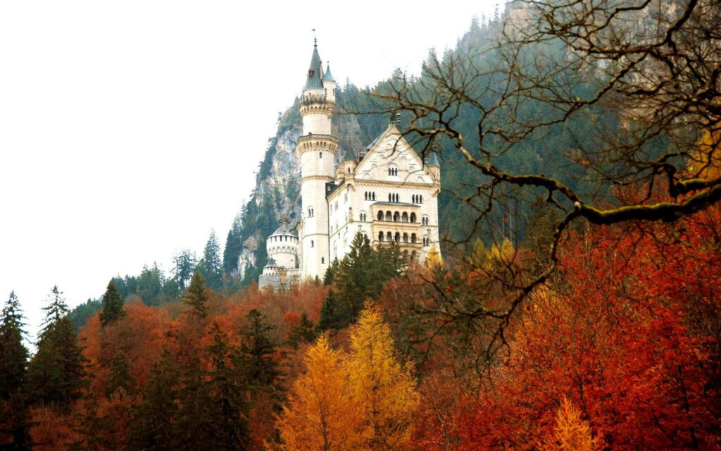Neuschwanstein Castle Autumn Wallpaper: Breathtaking Mountain View