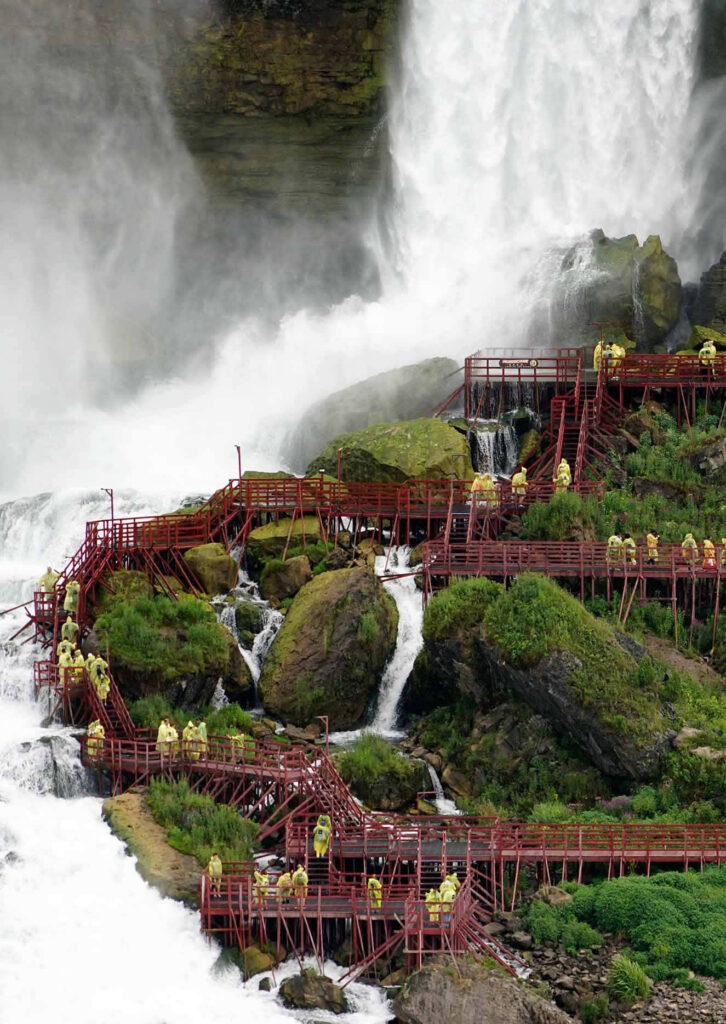 Breathtaking Niagara Falls Wallpaper: Cascading Waterfalls & Lush Greens