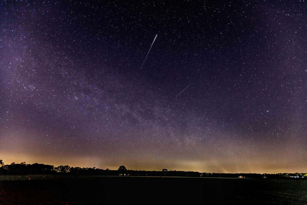 Stunning Night Sky Wallpaper: Meteor Streaks & Starry Reflection