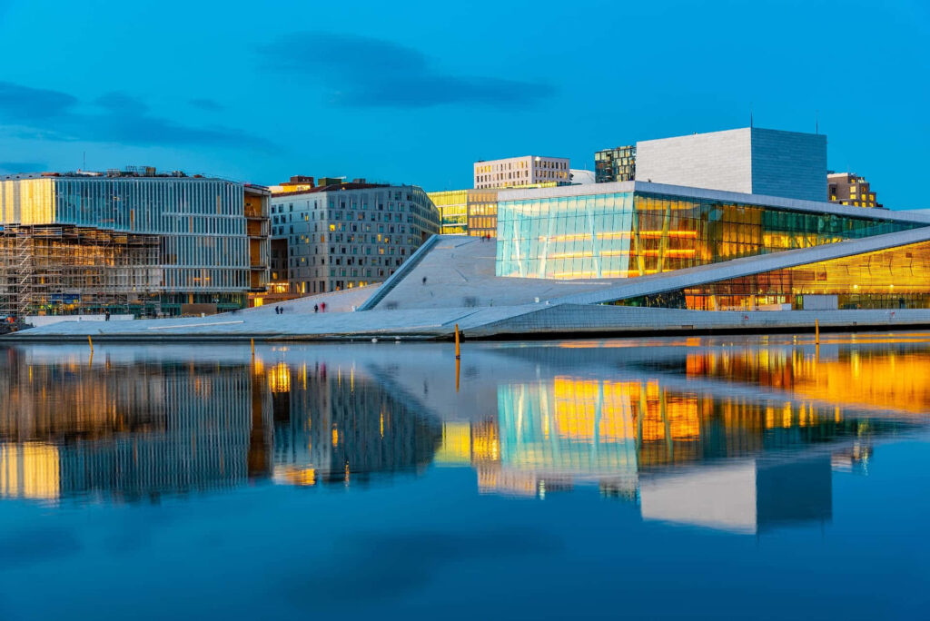 Breathtaking Oslo Opera House Reflection - Serene Urban Wallpaper