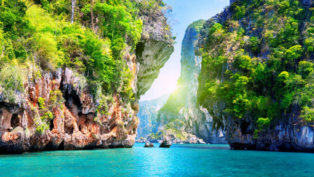 Stunning Pattaya Wallpaper: Turquoise Waters & Lush Green Cliffs