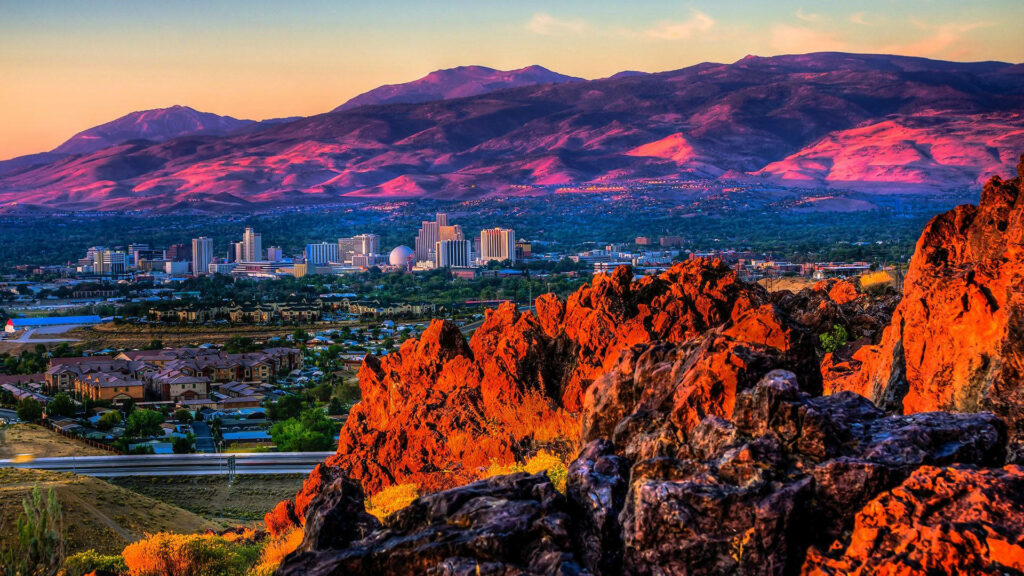 Vibrant Reno Landscape Wallpaper: City & Sunset Over Majestic Mountains