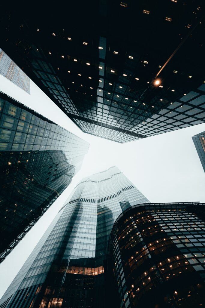 Breathtaking Urban Skyscrapers Wallpaper - Sleek Glass Architecture