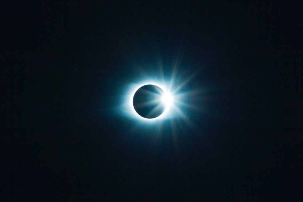 Stunning Solar Eclipse Wallpaper: Moon's Diamond Ring Effect