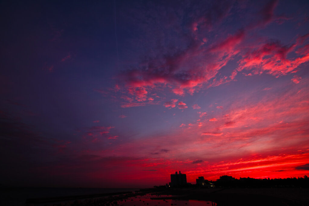 Breathtaking Sunset Cityscape Wallpaper: Vibrant Red, Pink, Purple