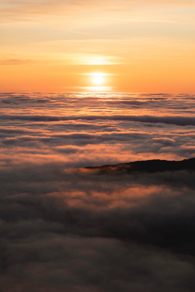 Breathtaking Sunset HD Wallpaper: Golden Glow Above Clouds