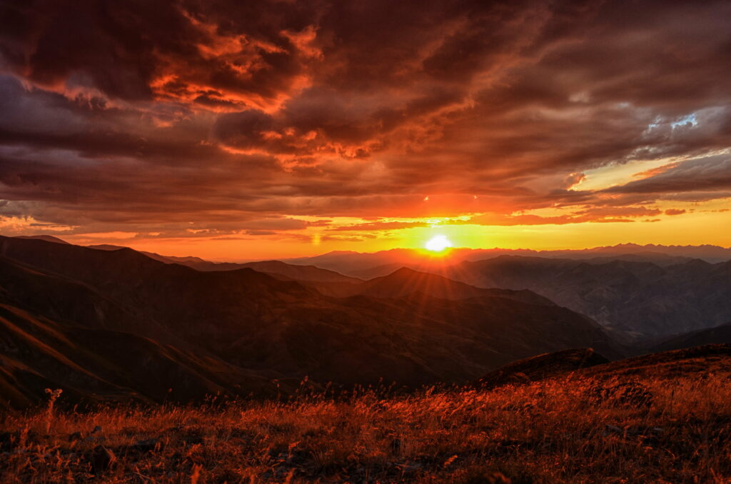 Majestic Sunset Over Rugged Mountains - Stunning HD Wallpaper