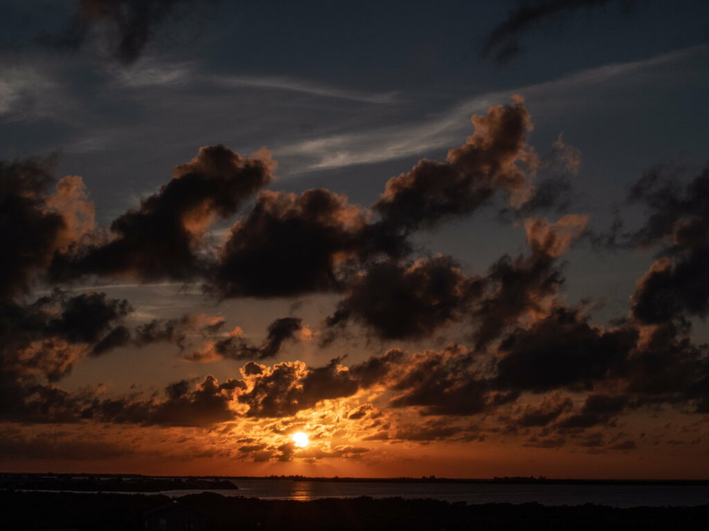 Breathtaking Twilight Sunset Wallpaper - Dramatic Horizon Background