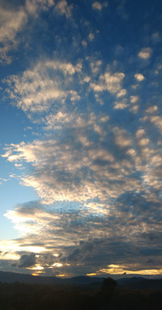Breathtaking Sunset HD Phone Wallpaper - Calming Cloud Background