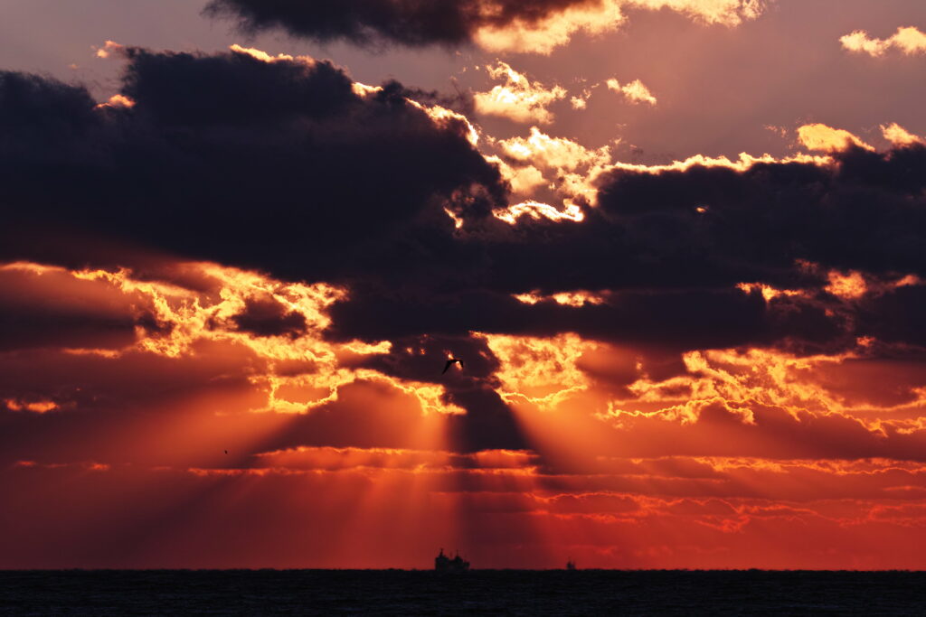 Breathtaking Sunset Over the Sea: Stunning HD Wallpaper Background