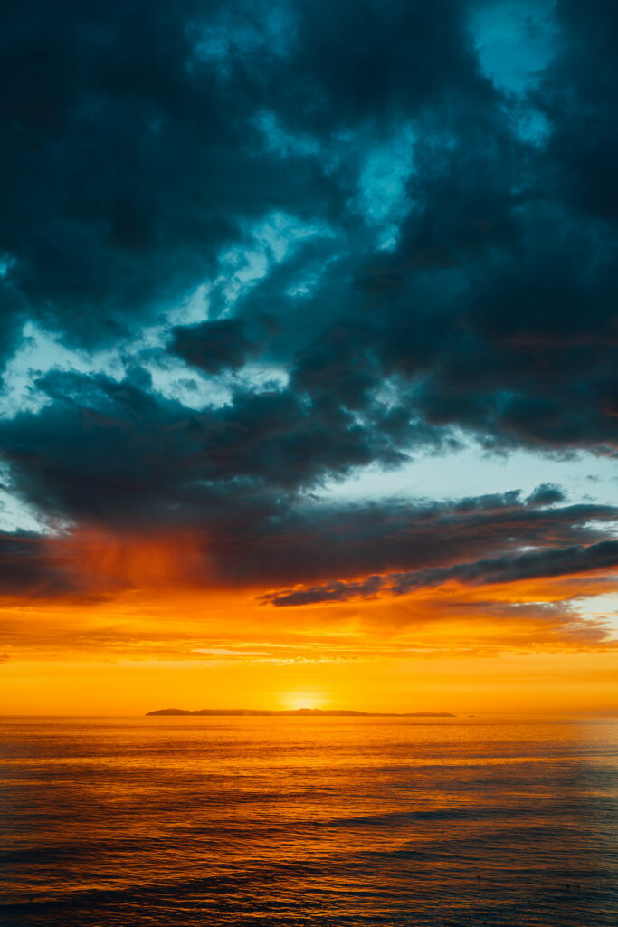 Breathtaking Sunset HD Phone Wallpaper: Sea & Dramatic Clouds