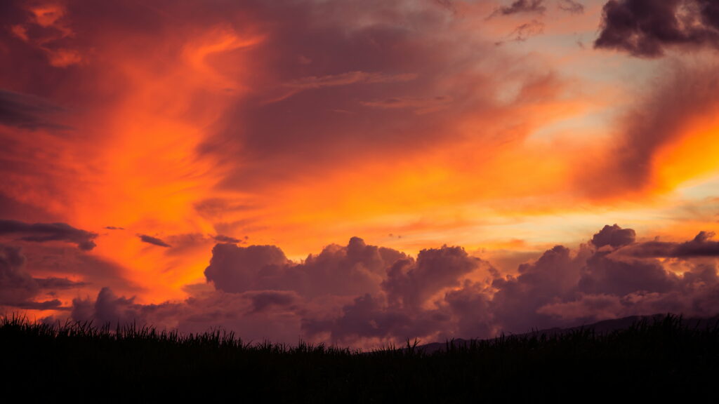 Vibrant Sunset Sky Wallpaper: Stunning Orange & Purple Nature Background