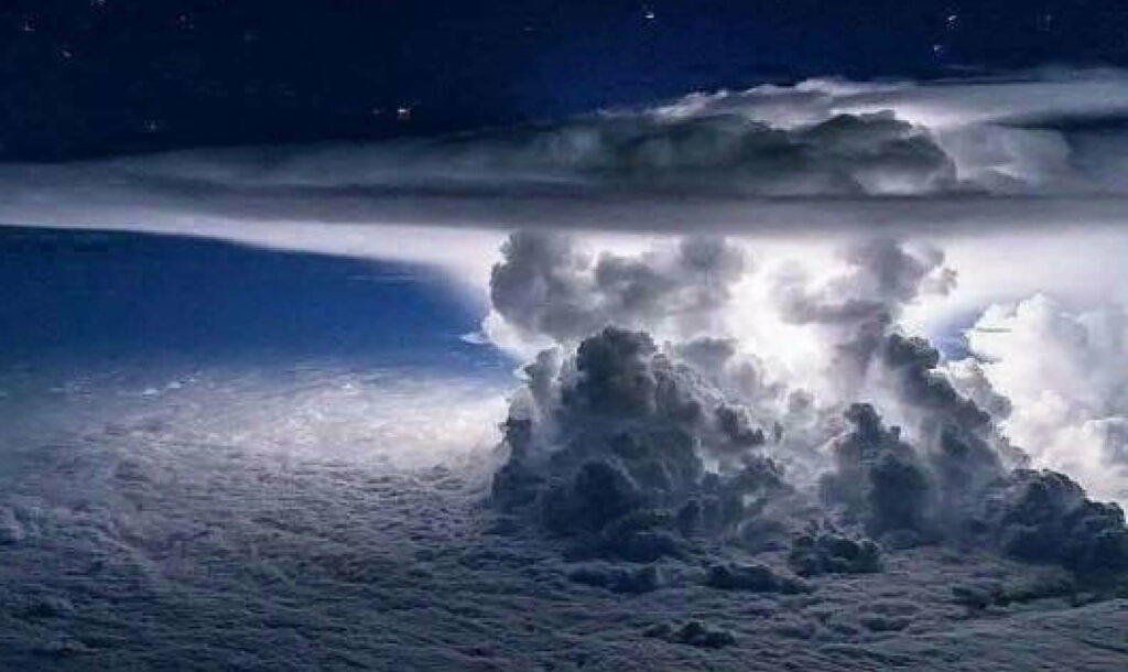 Breathtaking Storm HD Wallpaper: Thunderclouds & Night Sky Background