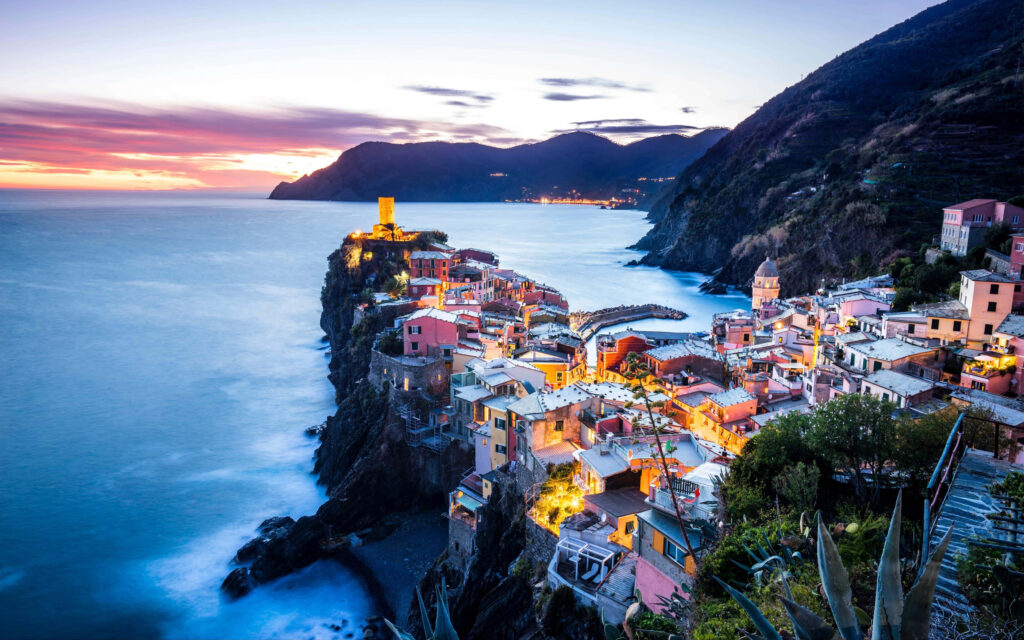 Vibrant Vernazza Wallpaper: Coastal Charm & Breathtaking Sunset