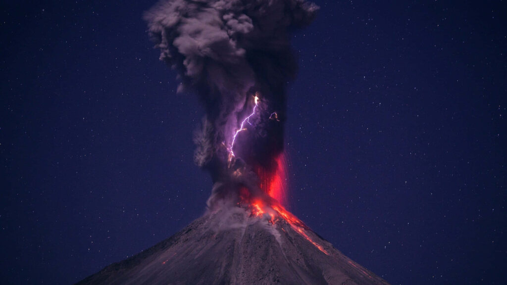 Breathtaking Volcán de Colima Eruption Wallpaper with Lava & Lightning