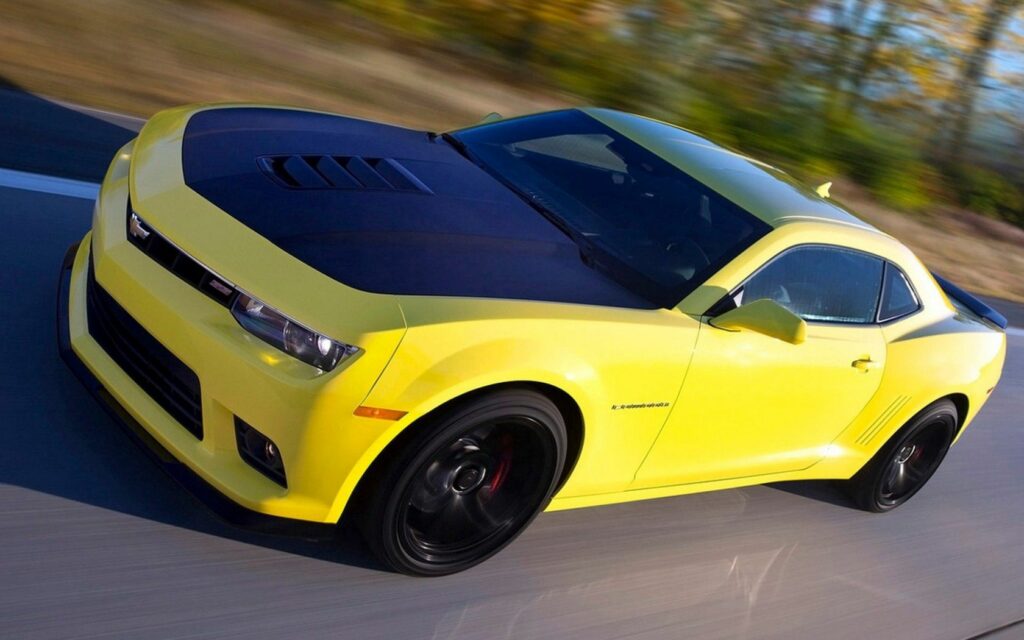 Bright Yellow Chevrolet Camaro 1LE in Motion - Dynamic Wallpaper