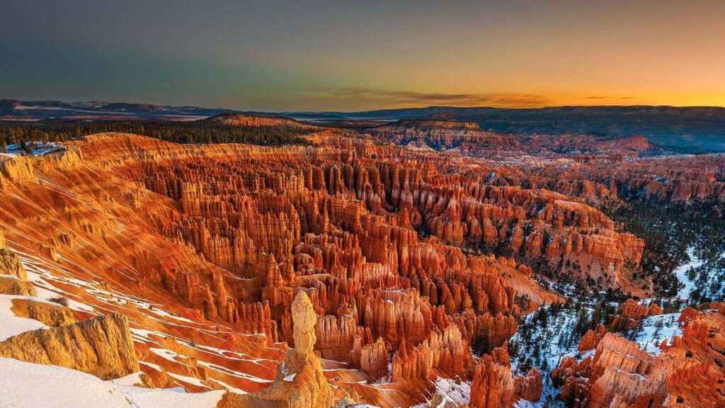 Bryce Canyon Amphitheater at twilight with vibrant hoodoos sunset golden hues landscape wallpaper