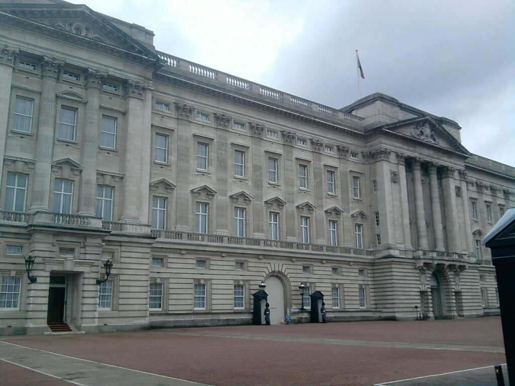 Buckingham Palace exterior neoclassical architecture stately stone facade pillars cloudy sky wallpaper