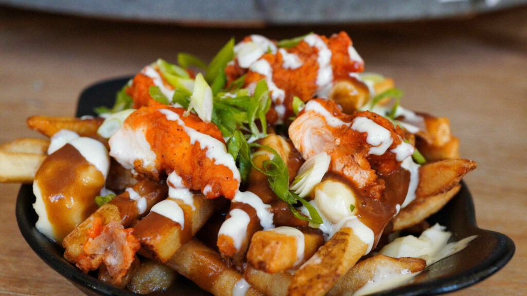Buffalo Chicken Poutine Wallpaper: Crispy Fries & Creamy Sauce Delight