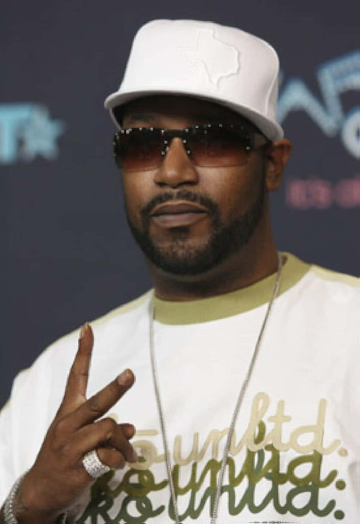 Bun B rapper in white cap and sunglasses posing with peace sign urban hip hop wallpaper