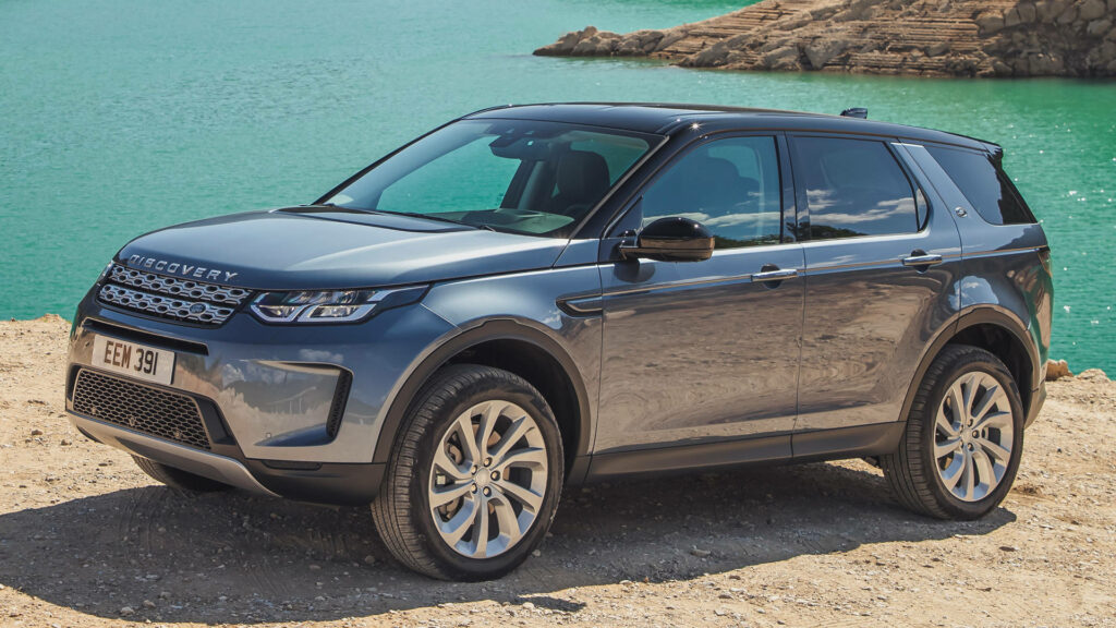 Byron Blue Land Rover Discovery Wallpaper with Scenic Turquoise Waters