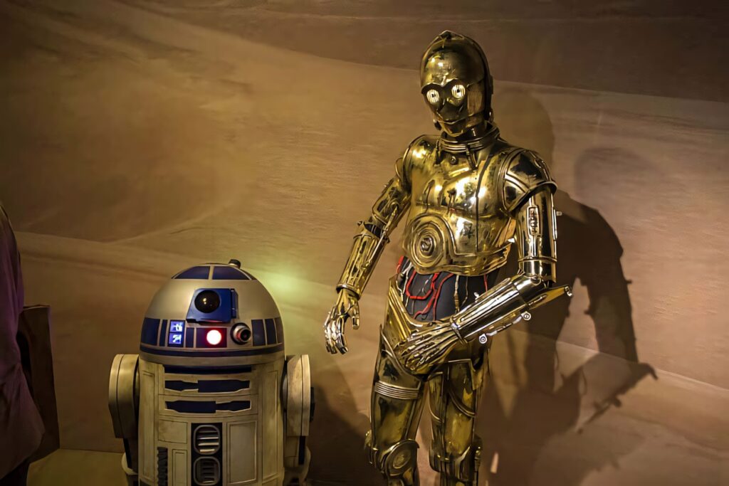 Star Wars C-3PO and R2-D2 detailed gold and blue droids on desert background wallpaper
