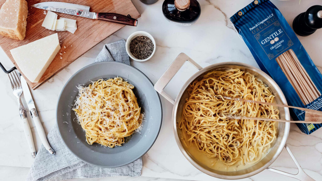 Stylish Cacio e Pepe Wallpaper: Ingredients & Finished Dish Decor