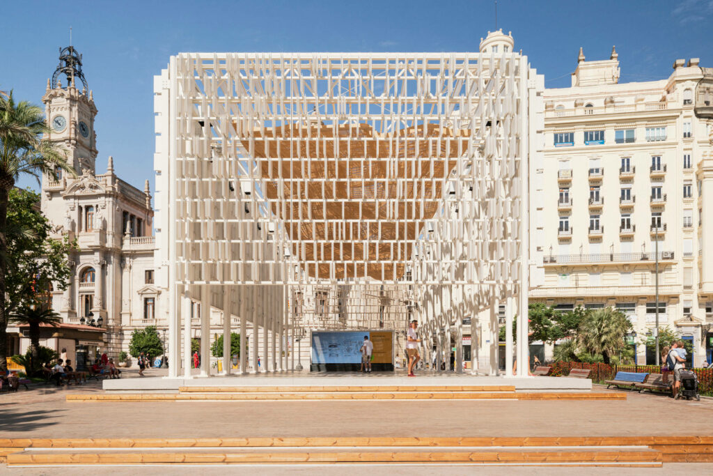 Stunning Caixaforum València Àgora Wallpaper with Modern Lattice Design