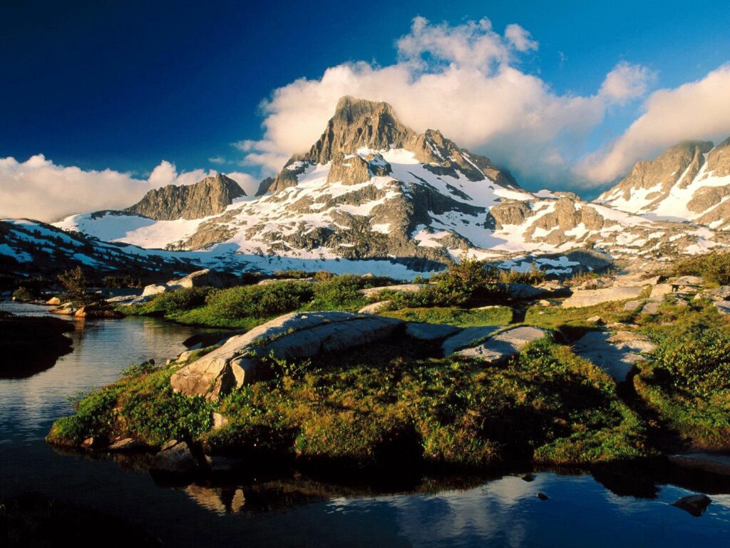 California mountain landscape with snow-capped peaks green vegetation and clear reflective water Wallpaper