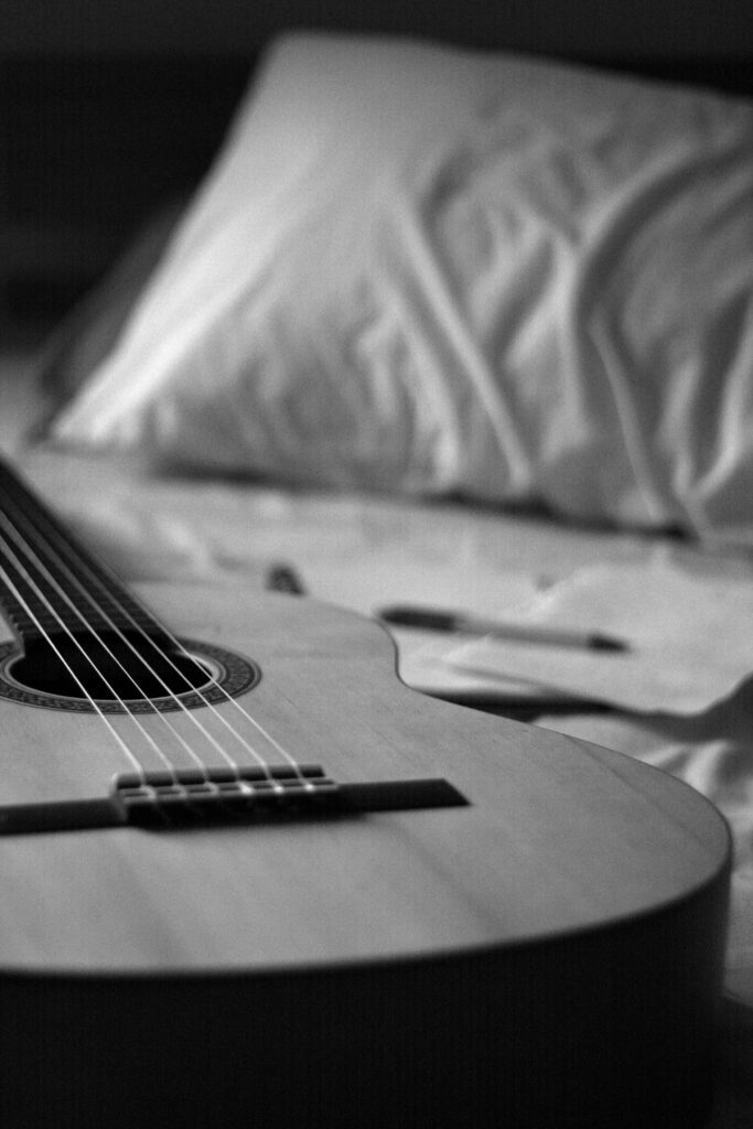 Serene Black and White Classical Guitar Wallpaper for Musical Inspiration