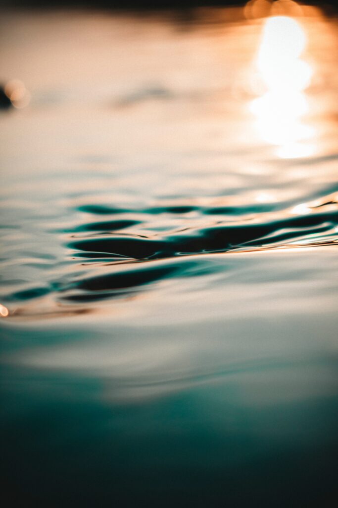 Serene Macro Water Wallpaper: Calm Ripples & Soft Light Reflection